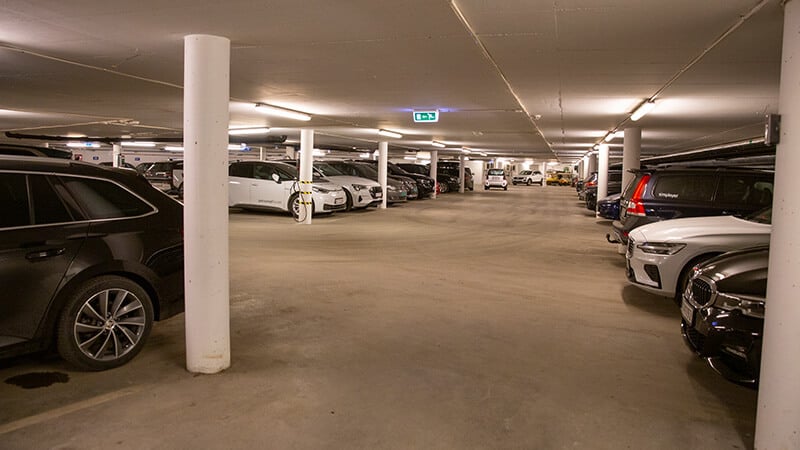 Biler i parkeringshus